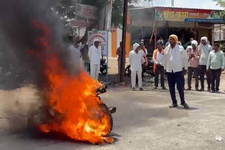शासनाने केलेल्या कर्जमाफीमध्ये अनेक अटी व शर्ती लादण्यात आलेल्या असल्याने शेतकरी संघटनांकडून या कर्जमाफीला विरोध करत, सरसकट कर्जमाफी करण्याची मागणी केली जात आहे.