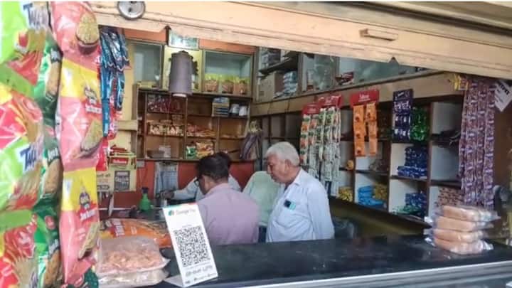 अकोल्यात तुकाराम मुंढे यांच्या कारवाईच्या भीतीनं अज्ञात दुकानदारांनी हजारो रुपयांच्या पेप्सी रस्त्यालगत फेकून दिल्या. एकंदरीत आज तुकाराम मुंढेंचा धसका अकोल्यात दिसू लागला आहे.