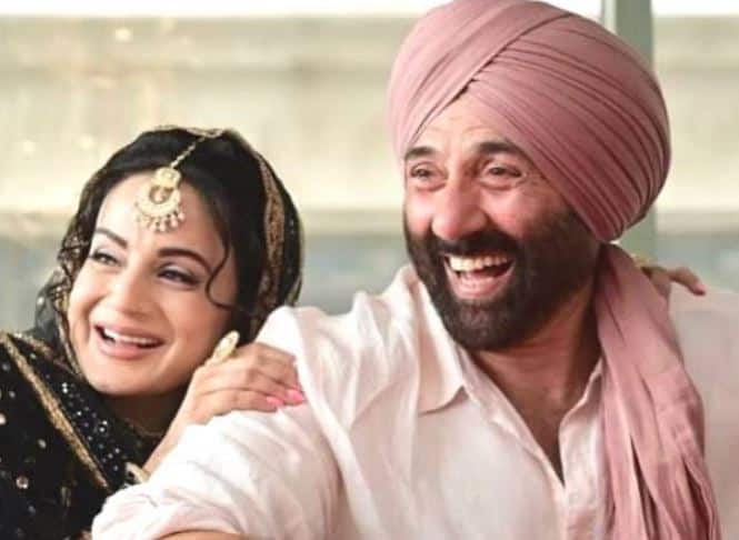 Sunny Deol Vs Ameesha Patel : ਸੰਨੀ ਦਿਓਲ ਅਤੇ ਅਮੀਸ਼ਾ ਪਟੇਲ ਦੀ ਜੋੜੀ ਫ਼ਿਲਮਾਂ 'ਗਦਰ: ਇੱਕ ਪ੍ਰੇਮ ਕਥਾ' ਅਤੇ 'ਗਦਰ 2' ਵਿੱਚ ਨਜ਼ਰ ਆਈ ਸੀ। ਇਨ੍ਹਾਂ ਫ਼ਿਲਮਾਂ ਵਿੱਚ ਤਾਰਾ ਅਤੇ ਸਕੀਨਾ ਦੇ ਕਿਰਦਾਰਾਂ ਨੂੰ ਦਰਸ਼ਕਾਂ ਵੱਲੋਂ ਬੇਹੱਦ ਪਿਆਰ ਮਿਲਿਆ। 'ਗਦਰ 2' ਤੋਂ ਬਾਅਦ ਜਿੱਥੇ ਸੰਨੀ ਦਿਓਲ ਦੀਆਂ 'ਜਾਟ' ਅਤੇ Border 2 ਵਰਗੀਆਂ ਫ਼ਿਲਮਾਂ ਆ ਚੁੱਕੀਆਂ ਹਨ, ਉੱਥੇ ਅਮੀਸ਼ਾ ਪਟੇਲ ਵੱਡੇ ਪਰਦੇ ਤੋਂ ਦੂਰ ਹੀ ਰਹੀ ਹੈ ਪਰ ਤੁਹਾਨੂੰ ਇਹ ਜਾਣ ਕੇ ਹੈਰਾਨੀ ਹੋਵੇਗੀ ਕਿ ਫ਼ਿਲਮਾਂ ਨਾ ਕਰਨ ਦੇ ਬਾਵਜੂਦ ਅਮੀਸ਼ਾ ਪਟੇਲ ਸੰਨੀ ਦਿਓਲ ਨਾਲੋਂ ਵੱਧ ਅਮੀਰ ਮੰਨੀ ਜਾਂਦੀ ਹੈ। ਆਓ ਜਾਣਦੇ ਹਾਂ ਕਿ 'ਗਦਰ' ਦੇ ਇਹ ਦੋਵੇਂ ਸਿਤਾਰੇ ਕਿੰਨੀ ਦੌਲਤ ਦੇ ਮਾਲਕ ਹਨ।