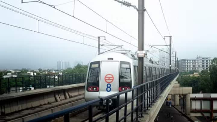 मेट्रो नेटवर्क के विस्तार का असर यात्रियों की संख्या पर भी साफ दिखाई देता है. 2014 में जहां करीब 28 लाख लोग रोजाना मेट्रो से सफर करते थे, वहीं अब यह संख्या बढ़कर एक करोड़ से ज्यादा हो चुकी है. तेज, सुरक्षित और समय की बचत करने वाले परिवहन साधन के रूप में मेट्रो शहरी जीवन का बहुत बड़ा हिस्सा बन चुका है.