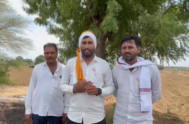 सतीश इडोळे असं दुचाकी पेटवणाऱ्या शेतकऱ्याचं नाव असून कर्जाच्या ओझ्याखाली दबलेल्या शेतकऱ्यांना न्याय मिळावा, सरकारने तात्काळ सरसकट कर्जमाफी जाहीर करावी, हीच शेतकऱ्यांची एकमुखी मागणी आहे.
