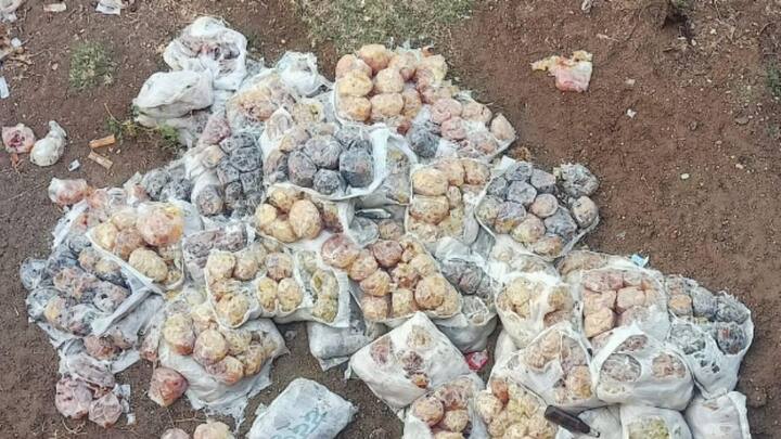 अकोल्यातील पळसोद फाट्या दमयान, हजारो पेप्सी पडलेल्या आढळल्या. यामुळे परिसरात उडाली एकच खळबळ.