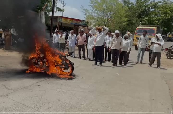 सरसकट शेतकरी कर्जमाफीसाठी आमदार रोहित पवार यांनी अन्नत्याग आंदोलन केलं होतं, आता शेतकरी संघटनेचे नेते रविकांत तुपकर हेही आंदोलन करत आहेत.