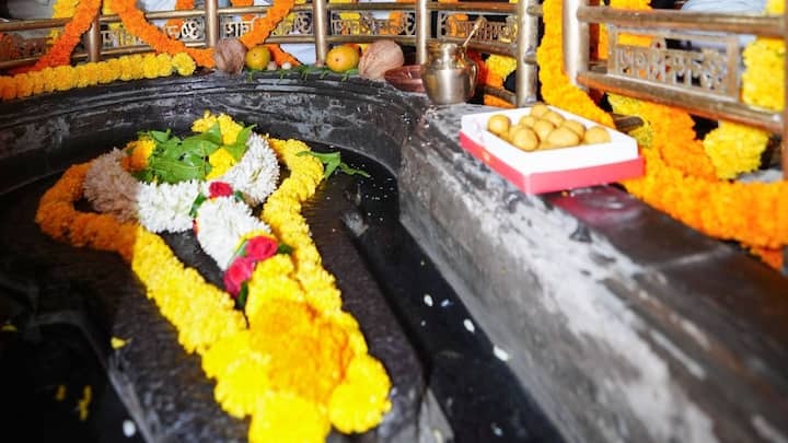 भाविकांनी तसेच स्थानिक नागरिकांनी सदर निर्णयाचे गांभीर्य लक्षात घेऊन मंदिर संस्थान, जिल्हा प्रशासन, पोलीस प्रशासन व स्थानिक प्रशासन यांना सहकार्य करण्याचं आवाहन करण्यात आलंय