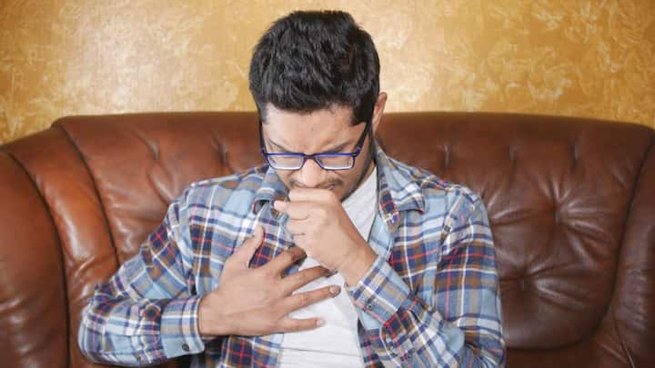 हार्ट अटैक के कुछ सामान्य लक्षणों को कभी नजरअंदाज नहीं करना चाहिए. जैसे छाती में दबाव या दर्द, बाएं हाथ में दर्द, गर्दन या जबड़े में खिंचाव, सांस फूलना, ठंडा पसीना आना, अचानक कमजोरी महसूस होना या चक्कर आना इसके प्रमुख संकेत हो सकते हैं. कई मामलों में महिलाओं, बुजुर्गों और डायबिटीज के मरीजों में लक्षण सामान्य से अलग भी हो सकते हैं. इसलिए शरीर के किसी भी असामान्य संकेत को हल्के में लेना भारी पड़ सकता है.