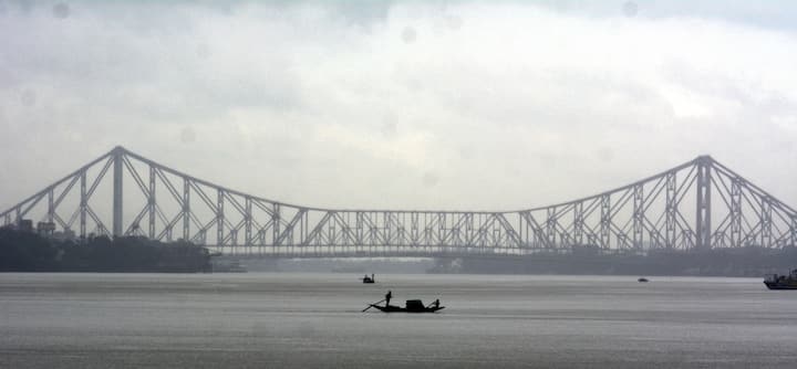দার্জিলিং ও কালিম্পং জেলার পাহাড়ি এলাকায় ভূমিধসের সম্ভাবনার কথাও জানিয়েছে IMD। টানা বৃষ্টির জেরে পাহাড়ি রাস্তা ক্ষতিগ্রস্ত হওয়া, যান চলাচলে বিঘ্ন এবং পর্যটকদের সমস্যার আশঙ্কা তৈরি হয়েছে। দৃশ্যমানতা কমে যাওয়ার কারণেও দুর্ঘটনার ঝুঁকি বাড়তে পারে।