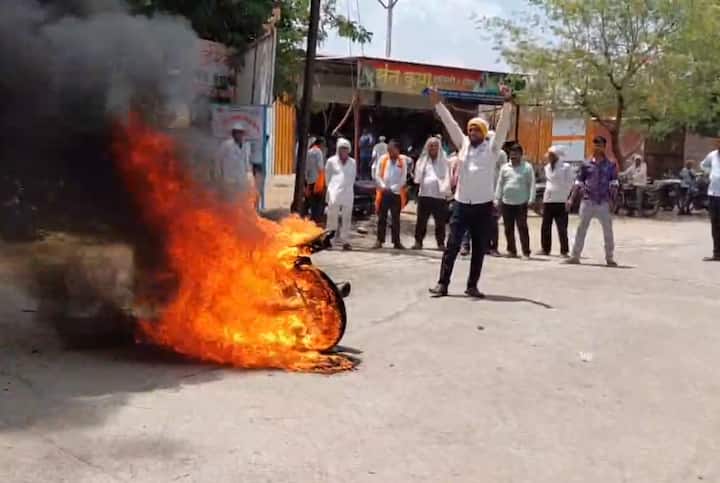 वाशिमच्या अडोळी येथे एका शेतकऱ्याने स्वत:च्या दुचाकीला आग लावून दिली, बुलढाणा इथं रविकांत तुपकर यांच्या सरसकट कर्जमाफी आंदोलनाच्या समर्थानात ही दुचाकी पेटवली.