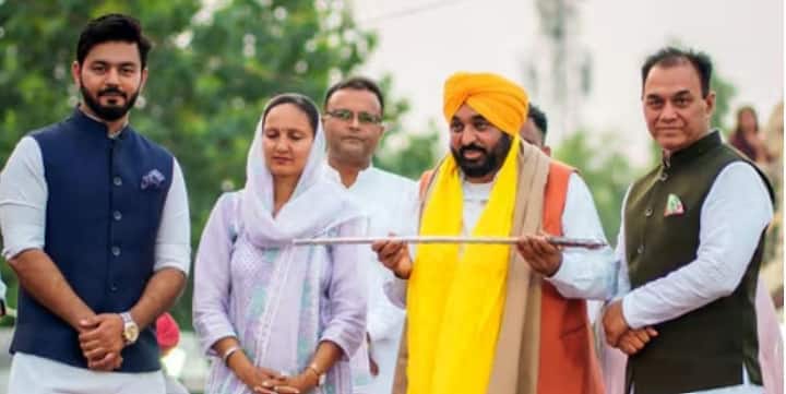 ਦਰਅਸਲ, ਮੁੱਖ ਮੰਤਰੀ ਭਗਵੰਤ ਮਾਨ ਨੇ 2027 ਦੀਆਂ ਵਿਧਾਨ ਸਭਾ ਚੋਣਾਂ ਨੂੰ ਲੈ ਕੇ ਪਹਿਲੇ ਉਮੀਦਵਾਰ ਦਾ ਐਲਾਨ ਕਰ ਦਿੱਤਾ ਹੈ। ਉਨ੍ਹਾਂ ਨੇ ਚੱਬੇਵਾਲ ਹਲਕੇ ਤੋਂ ਇਸ਼ਾਂਕ ਚੱਬੇਵਾਲ ਨੂੰ 2027 ਦੀਆਂ ਚੋਣਾਂ ਲਈ ਆਪ ਦਾ ਉਮੀਦਵਾਰ ਐਲਾਨਿਆ ਤੇ ਲੋਕਾਂ ਨੂੰ ਇਸ਼ਾਂਕ ਦੇ ਹੱਕ ਵਿਚ ਵੋਟਾਂ ਪਾਉਣ ਦੀ ਅਪੀਲ ਕੀਤੀ।