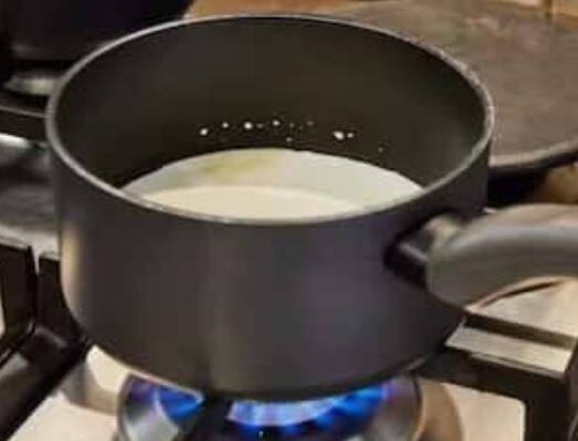 Milk Storage Tips :  ਗਰਮੀਆਂ ਦੇ ਮੌਸਮ ਵਿੱਚ ਦੁੱਧ ਨੂੰ ਤਾਜ਼ਾ ਰੱਖਣਾ ਕਿਸੇ ਚੁਣੌਤੀ ਤੋਂ ਘੱਟ ਨਹੀਂ ਹੁੰਦਾ। ਤਾਪਮਾਨ ਵੱਧਣ ਨਾਲ ਦੁੱਧ ਜਲਦੀ ਖਰਾਬ ਹੋ ਜਾਂਦਾ ਹੈ ਅਤੇ ਕਈ ਵਾਰ ਫਰਿੱਜ ਵਿੱਚ ਰੱਖਣ ਦੇ ਬਾਵਜੂਦ ਵੀ ਖੱਟਾ ਹੋ ਜਾਂਦਾ ਹੈ। ਅਜਿਹੇ ਵਿੱਚ ਨਾ ਸਿਰਫ਼ ਖਾਣ-ਪੀਣ ਦਾ ਨੁਕਸਾਨ ਹੁੰਦਾ ਹੈ, ਸਗੋਂ ਪੈਸਿਆਂ ਦੀ ਵੀ ਬਰਬਾਦੀ ਹੁੰਦੀ ਹੈ। ਜੇ ਤੁਹਾਡੇ ਘਰ ਵਿੱਚ ਵੀ ਦੁੱਧ ਵਾਰ-ਵਾਰ ਫਟ ਜਾਂਦਾ ਹੈ, ਤਾਂ ਕੁਝ ਆਸਾਨ ਆਦਤਾਂ ਅਪਣਾ ਕੇ ਉਸ ਦੀ ਸ਼ੈਲਫ ਲਾਈਫ ਵਧਾਈ ਜਾ ਸਕਦੀ ਹੈ।