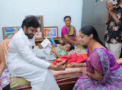 Pawan Kalyan: అభిమానితో పవన్ సెల్ఫీ... హనుమకొండకు శ్రీవారి వస్త్రాలు, ప్రసాదంతో జనసేనాని