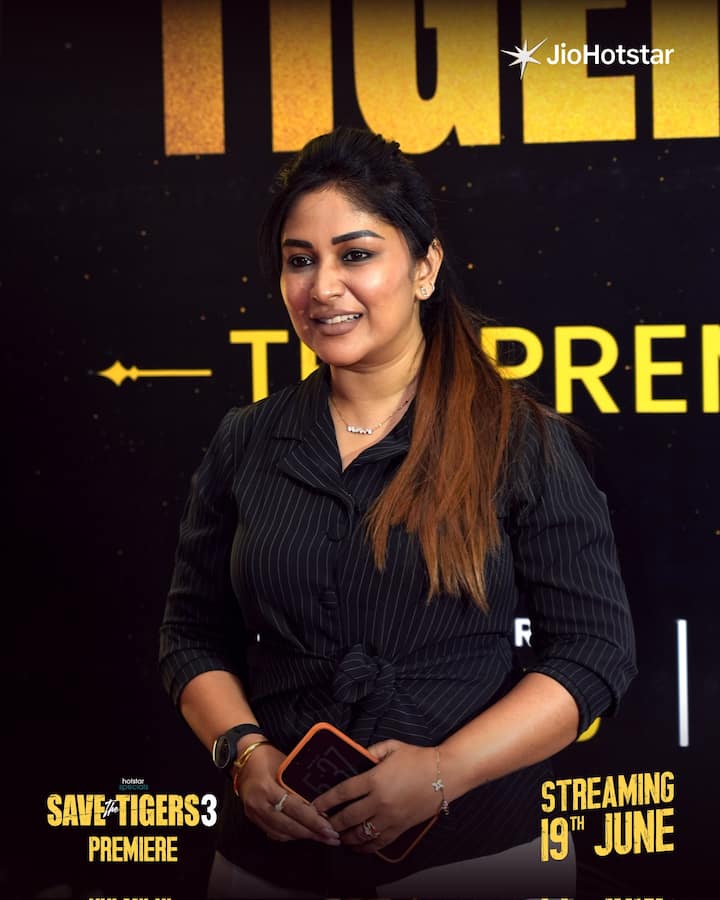 'సేవ్ ద టైగర్స్' వెబ్ సిరీస్ సీజన్ 3 ప్రీమియర్ షోలో నిరుపమ్ పరిటాల భార్య మంజుల. (Image Courtesy: jiohotstartelugu / Instagram)