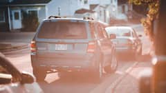 Car Mileage in Summer: क्या बारिश के मुकाबले गर्मी में ज्यादा पेट्रोल पीती हैं गाड़ियां, इस दावे में कितनी सच्चाई?