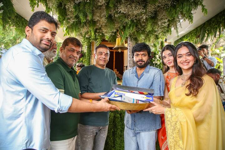 దర్శక నిర్మాతలు అనిల్ రావిపూడి, సాహు గారపాటికిప్రముఖ నిర్మాతలు దిల్ రాజు, శిరీష్ సినిమా స్క్రిప్ట్‌ను  అందజేశారు. (Image Courtesy: shinescreenscinema / Instagram)