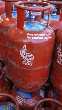 गैस सिलेंडर बेचा या किसी को दिया तो मुश्किल में फंसेंगे आप