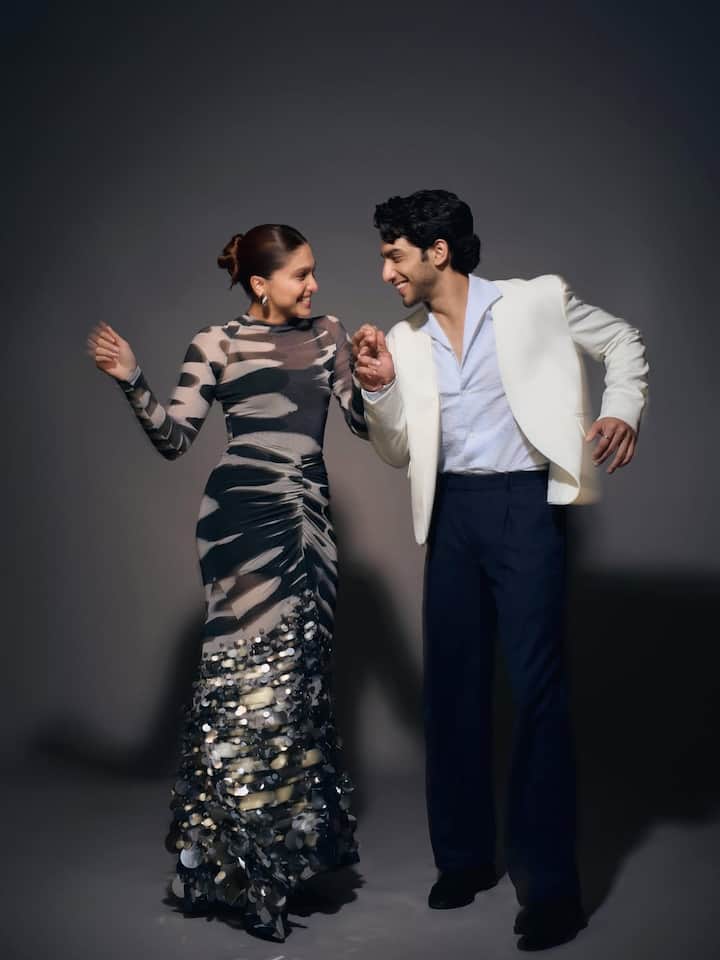 अपने रिश्ते को लेकर शरवरी और सनी ने कोई भी बयान नहीं दिया हैं. इसी बीच कुछ महीनों से शरवरी का नाम 'मैं वापस आऊंगा' के को-स्टार वेदांग रैना के साथ भी जोड़ा जा रहा हैं.