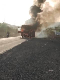 ST Bus Fire In Baramati: बारामतीच्या पणदरे खिंडीमध्ये एसटी बसला भीषण आग; काही मिनिटांत फक्त सांगाडा शिल्लक राहिला, PHOTO