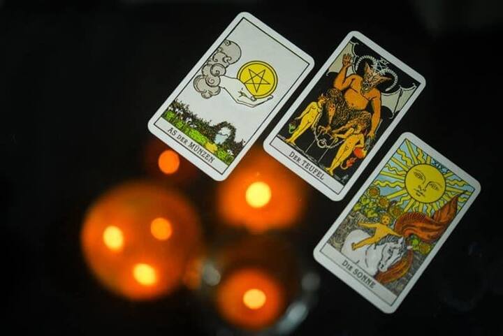 વૃષભ – The Hierophant (ધર્મગુરુ)-પરંપરા, જ્ઞાન અને માર્ગદર્શનનો સંકેત છે. કોઈ અનુભવી વ્યક્તિની સલાહ લાભદાયક સાબિત થઈ શકે છે. આધ્યાત્મિક રસ વધશે.