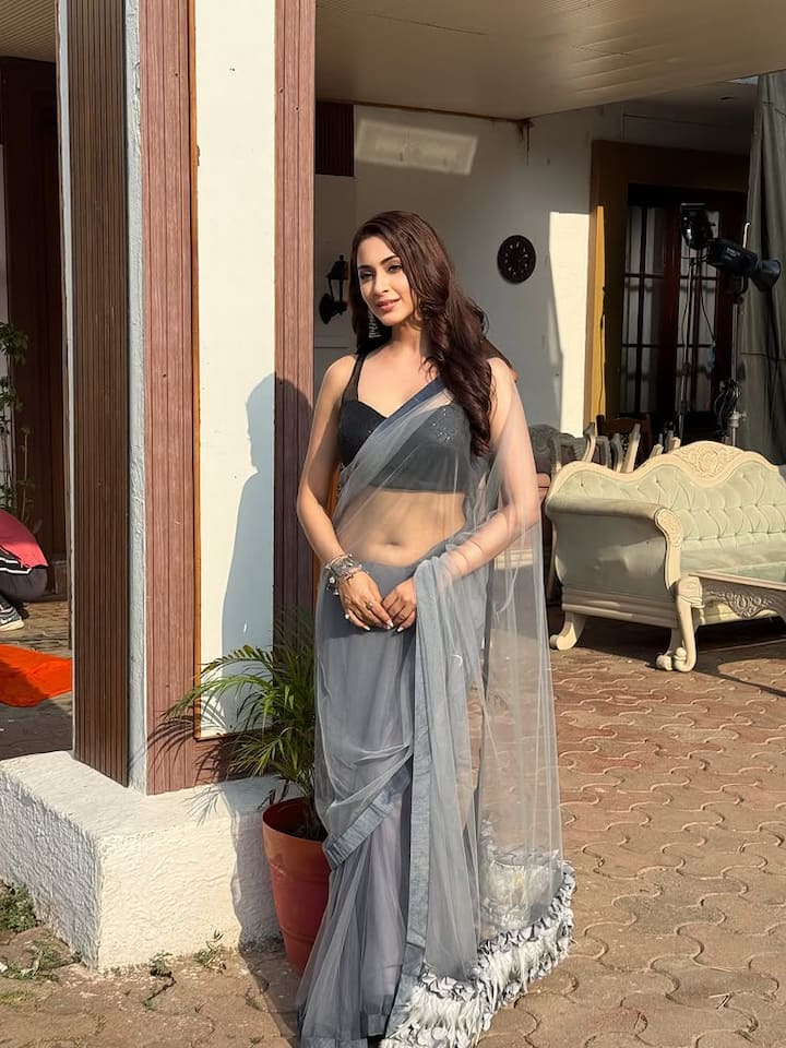 ટ્રાન્સપરટન્સ સાડી લૂકમાં અભિનેત્રી ખૂબ જ બોલ્ડ લાગી રહી છે. (તમામ તસવીરો ઈશાન્યા મહેશ્વરી-ઈન્સ્ટાગ્રામ)