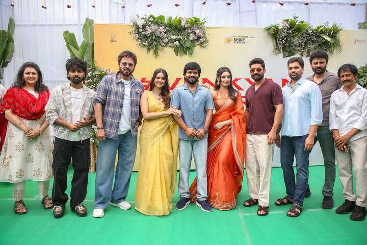 రామానాయుడు స్టూడియోస్ ఆవరణలో గల దేవాలయంలో పూజా కార్యక్రమాలు జరిగాయి. వాటికి చిత్ర బృందంతో పాటు పలువురు సినీ ప్రముఖులు హాజరయ్యారు. (Image Courtesy: shinescreenscinema / Instagram)