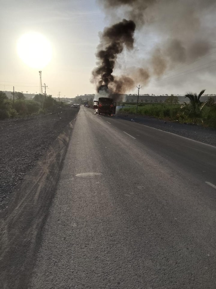 मिळालेल्या प्राथमिक माहितीनुसार, बस पणदरे खिंडीतून निरेकड़े जात असताना अचानक बसमधून धूर निघू लागला.