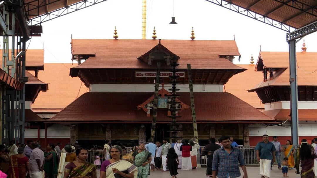 பக்தர்களுக்கு குட் நியூஸ்! குருவாயூர் கோயிலில் சபரிமலை மாதிரி விர்ச்சுவல் கியூ திட்டம்!