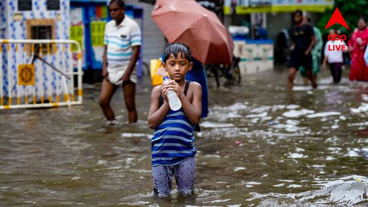অন্যদিকে, রাতভর বৃষ্টিতে নাজেহাল পাহাড়, কার্শিয়ঙের দুধিয়ায় ভেঙে গেছে অস্থায়ী সেতু। সেই কারণে যোগাযোগ বিচ্ছিন্ন হয়ে গিয়েছে।