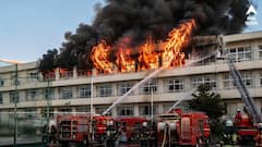 বাচ্চাদের স্কুলে ভয়াবহ আগুন, চারিপাশে কালো ধোঁয়া, ভেতরে ৩০০ পড়ুয়া .... তারপর