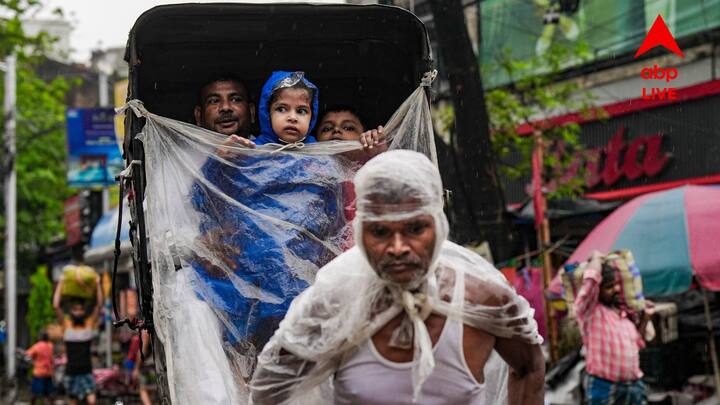সকাল থেকে দফায় দফায় বৃষ্টিতে কলকাতার বিভিন্ন রাস্তায় জল জমে যায়। পরিস্থিতি সামলাতে, রাস্তায় নামের পুরকর্মীরা। খুলে দেওয়া হয় ম্যানহোলের ঢাকনা, নামানো হয় মেশিন!