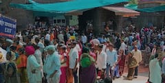 Tuljapur : तुळजापूरमध्ये 200 आणि 500 रुपये भरून व्हीआयपी पास घेणाऱ्या भाविकांचं स्वतंत्र दर्शन बंद; सर्व भाविकांना समान अंतरावरून दर्शन