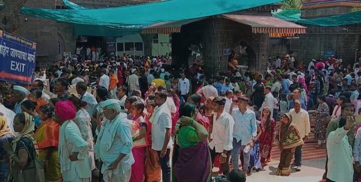 यापूर्वी व्हीआयपी पास करणाऱ्या भाविकांना आई तुळजाभवानीच्या जवळून दर्शन व्हायचं त्यामुळे तासन्तास रांगेत उभारलेल्या सर्वसामान्य भाविकांना देवीचे दर्शन घेताना अडचणी निर्माण होत होत्या.