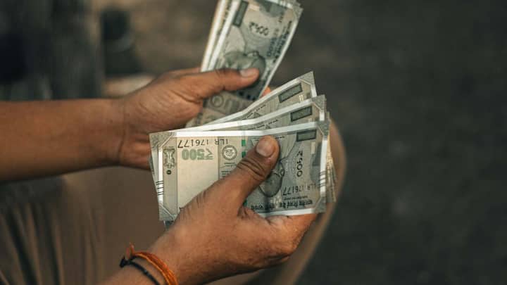 अब सबसे जरूरी सवाल यह है कि अगर फार्मर रजिस्ट्री नहीं करवाई तो क्या होगा. जिन लोगों की फार्मर रजिस्ट्री नहीं हुई है उनका पीएम किसान सम्मान निधि की किस्त रुक सकती है. हर साल इस योजना के तहत किसानों को दो-दो हजार रुपये की तीन किस्तों में पैसा मिलता है, यानी सालाना 6,000 रुपये. वहीं अगर रजिस्ट्री नहीं हुई, तो यह पैसा मिलना बंद हो जाएगा. इसके अलावा फसल बीमा योजना, सरकारी खाद-बीज पर मिलने वाली सब्सिडी, किसान क्रेडिट कार्ड, और समर्थन मूल्य पर फसल बेचने जैसी सुविधाओं का फायदा भी सिर्फ उन्हीं किसानों को मिलेगा जिनकी फार्मर रजिस्ट्री पूरी हो चुकी है.