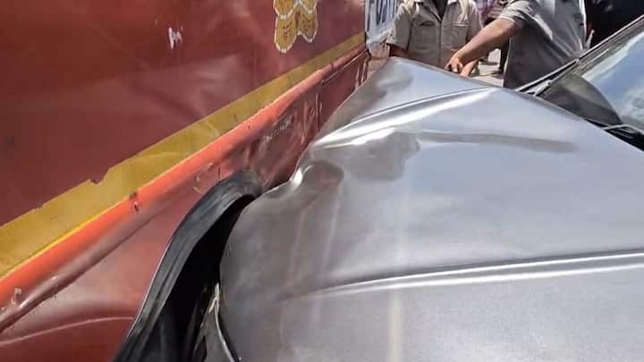 ही भरधाव वेगातील कार एसटी बसला धडकून थांबल्याने पुढील अनर्थ टळला अन्यथा मोठी जीवितहानी होण्याची शक्यता होती.