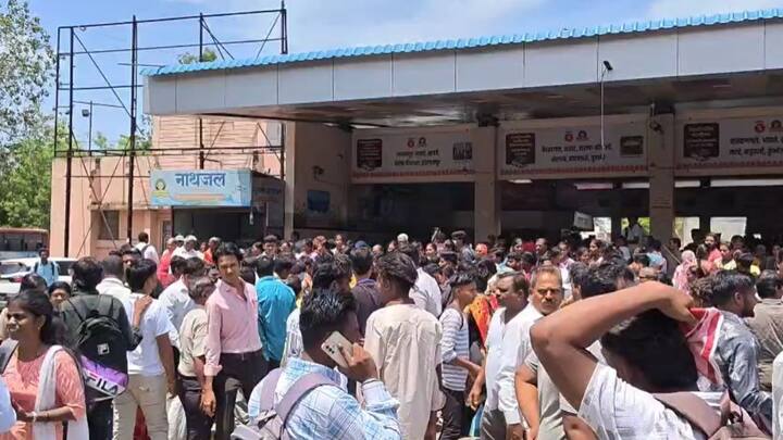प्राथमिक माहितीनुसार, इचलकरंजी स्थानकात शिरलेल्या या भरधाव कारने सहा जणांना उडवले. यामध्ये एक महिला ठार तर पाच जण जखमी झाले आहेत.