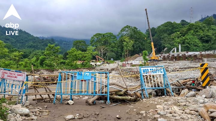 আপাতত গোটা বিষয়টাতেই নজরদারি চালাচ্ছেন পুরসভার কমিশনার স্মিতা পান্ডে।