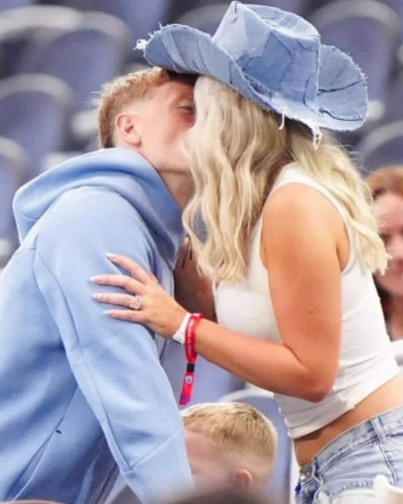 There was glamor along with goals, open kisses and romantic scenes, FIFA players' partners looted the gathering