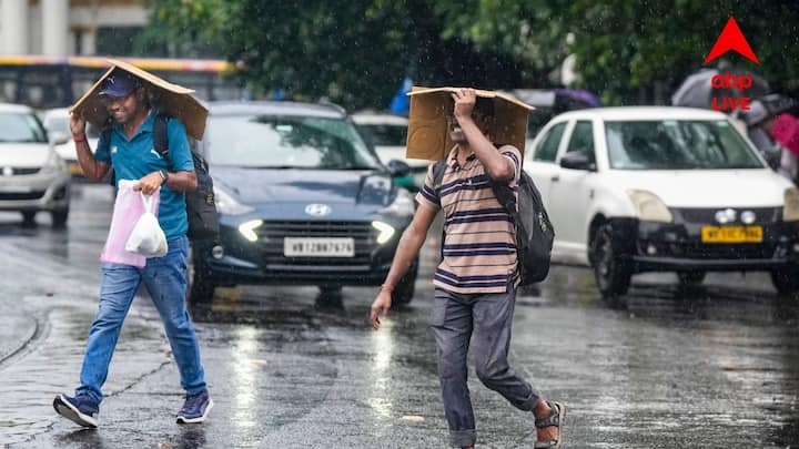কলকাতার একাধিক রাস্তায় স্ট্যান্ড বাই মোডে রাখা হয়েছে সাকশন মেশিন, তারপরেও সন্ধেবেলা কলকাতার একাধিক রাস্তায় জমে রয়েছে জল!