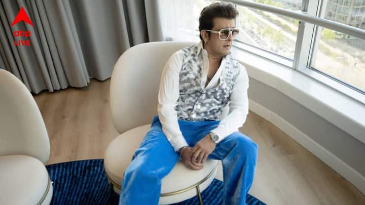 শারীরিক সমস্যা থাকলেও তিনি তাঁর শ্রোতাদের জন্য হার মানতে নারাজ। এই অবস্থাতেই গান গাইতে হাজির স্টেজে।