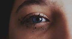 Eye Floaters Warning Signs: कम उम्र में आंखों के सामने दिख रहे काले धब्बे, जानें Eye Floaters कब बन सकते हैं खतरे की घंटी?