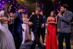 Shshrukh Khan Dance On Revati Sule Pre wedding: सुप्रिया सुळेंच्या लेकीच्या संगीतमध्ये किंग खानचा जलवा; 'कोई मिल गया' ढोल मिक्स वाजताच केलं असं काही की, पाहुणेही थक्क