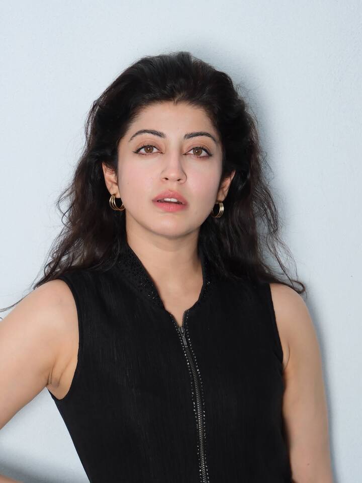 సోషల్ మీడియాలో యాక్టివ్ గా ఉంటూ ట్రెండీ ఫోటోస్ షేర్ చేస్తుంటుంది