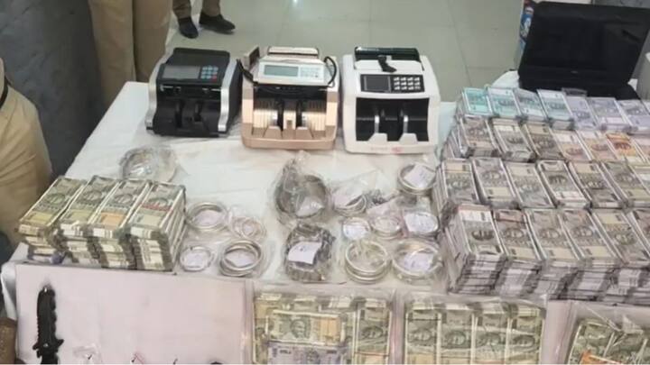 मुक्ताईनगर तालुक्यातील पाच गावात राबविण्यात आलेल्या ऑपरेशन ड्रॉप केसमधे,लाखो रुपयांची रोकड,नकली नोटा,वन्य जीवांचे अवशेष सह,गावठी कट्टे जप्त करण्यात आल्याने,पोलिसांच्या या कामगिरीचे सर्वत्र कौतुक होताना दिसत आहे