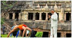 అమరావతిలోని ఉండవల్లి గుహల్లో యోగాంధ్ర వైబ్స్! రామ్‌దేవ్ బాబాతో కలిసి సీఎం చంద్రబాబు యోగాసనాలు!
