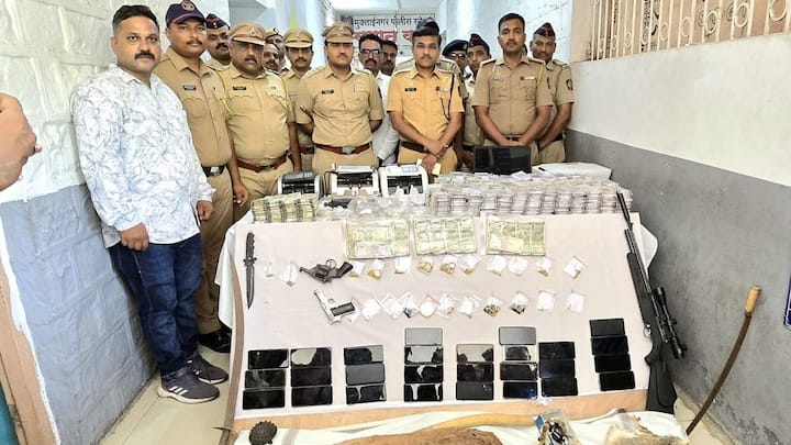 कधी नागमणी, तर गुप्त धन काढून देण्याचं अमिष  दाखवून अनेकांची लाखो रुपयांची लूट करणाऱ्या टोळीला जेरबंद करण्यात जळगाव पोलिसांना यश मिळाले आहे.