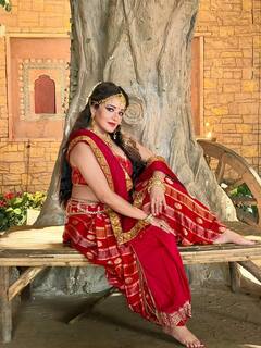 રેડ સાડીમાં ગોર્જિયસ લાગી મોનાલિસા