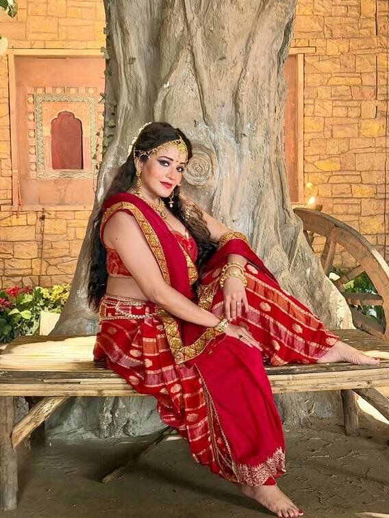 રેડ સાડીમાં ગોર્જિયસ લાગી મોનાલિસા