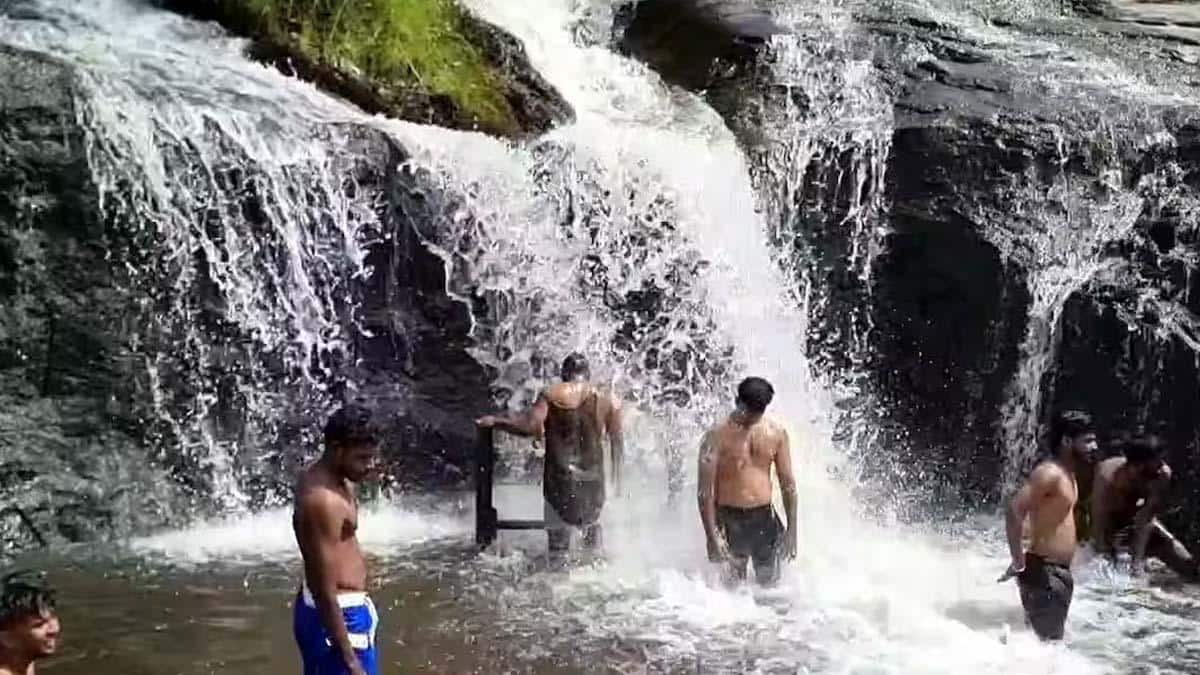 29 நாட்களுக்குப் பிறகு திறக்கப்பட்ட கும்பக்கரை அருவி.. சுற்றுலாப் பயணிகள் மகிழ்ச்சி!