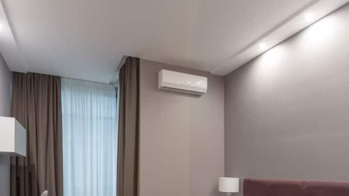 कई लोग बारिश के मौसम में भी एसी का तापमान बहुत कम कर देते हैं, हालांकि एक्सपर्ट्स 24 से 26 डिग्री सेल्सियस के बीच तापमान रखने की सलाह देते हैं. यह तापमान आरामदायक भी रहता है और बिजली बचत भी करता है. बहुत कम तापमान रखने से अनावश्यक बिजली खर्च होने के साथ कमरे में एक्स्ट्रा नमी भी बन सकती है.