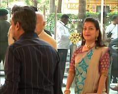Praniti Shinde: मोरपिशी रंगाची भरजरी काठापदराची साडी नेसून प्रणिती शिंदे येताच नजरा खिळल्या, सुप्रिया सुळेंच्या लेकीच्या लग्नातील फोटो व्हायरल
