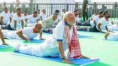 Live: कोलकाता में PM मोदी और गुजरात में अमित शाह कर रहे योग, दिल्ली से लेह तक कार्यक्रम