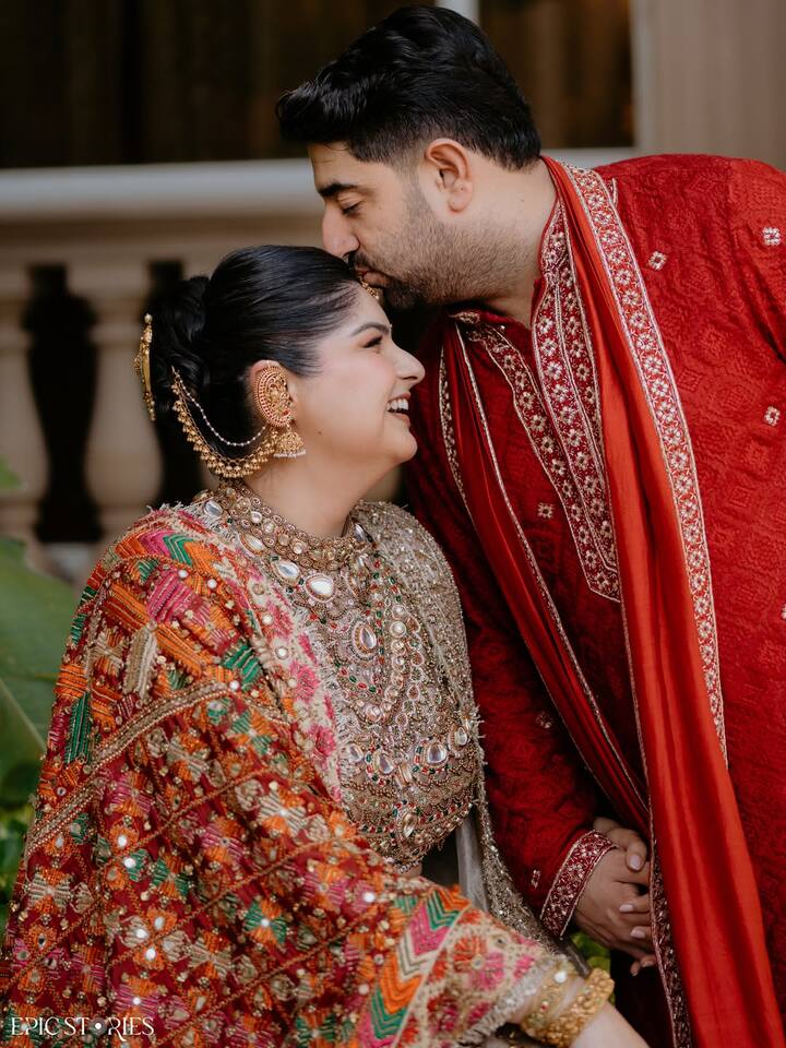 इस फोटो में अंशुला बहुत खुश नजर आ रही हैं. उनके होने वाले पति रोहन प्यार से उन्हें किस करते नजर आए, जिससे उनके बीच का प्यार साफ झलक रहा हैं.